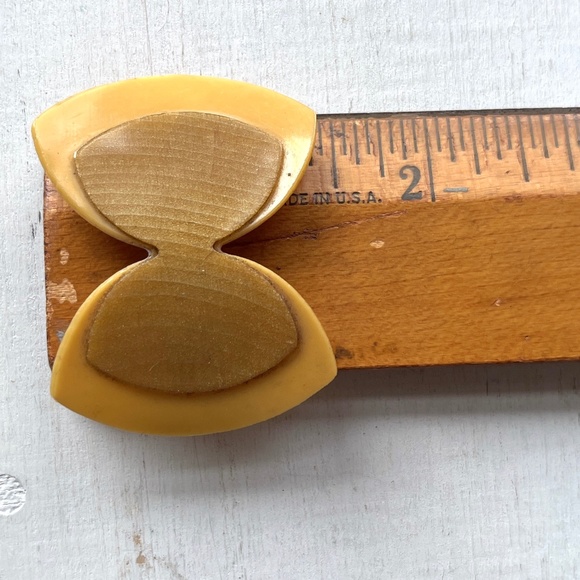Vintage 30's Celluloid Bow Tie Butterfly Brooch Romantic Layered 2 Tone Yellow - Picture 9 of 10